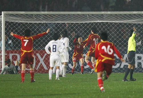 18일(한국시간) 중국 충칭 영천 스타디움에서 열린 2008 동아시아 여자축구 개막전 북한과 일본의 경기에서 일본 선수들이 골을 넣고 기뻐하고 있다. 
한국은 후반 두 골을 몰아넣어 승기를 잡았지만 막판에 동점골에 재역전골까지 내줘 2-3으로 졌다.
북한은 후반 두 골을 내주며 일본에 2-3으로 졌다. 