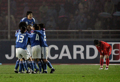 18일(한국시간) 중국 충칭 영천 스타디움에서 열린 2008 동아시아 여자축구 개막전 북한과 일본의 경기에서 일본 선수들이 결승골을 넣고 기뻐하고 있다. 