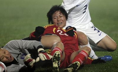 18일(한국시간) 중국 충칭 영천 스타디움에서 열린 2008 동아시아 여자축구 한국과 중국의 경기에서 한국의 골키퍼 김정미가 중국 쑤 유안의 볼을 막고 있다. 