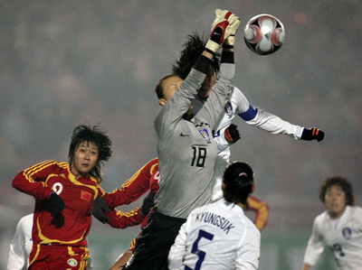 18일(한국시간) 중국 충칭 영천 스타디움에서 열린 2008 동아시아 여자축구 한국과 중국의 경기에서 한국 골키퍼 김정미가 중국 코너킥을 막아내고 있다. 