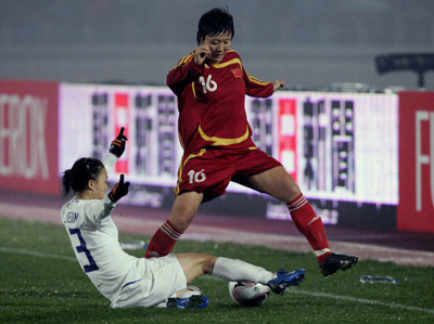 18일(한국시간) 중국 충칭 영천 스타디움에서 열린 2008 동아시아 여자축구 한국과 중국의 경기에서 한국 유지은과 중국 리우 얄리가 볼다툼을 하고 있다. 