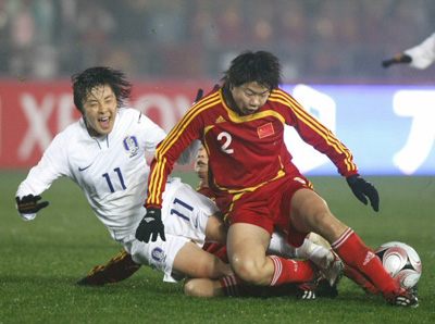 18일(한국시간) 중국 충칭 영천 스타디움에서 열린 2008 동아시아 여자축구 한국과 중국의 경기에서 한국 박희영이 중국 유안 판과 왕 쿤으부터 태클을 당해 괴로워하고 있다. 