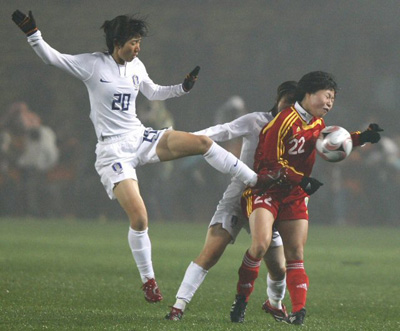 18일(한국시간) 중국 충칭 영천 스타디움에서 열린 2008 동아시아 여자축구 한국과 중국의 경기에서 중국 쑤 유안이 한국 유영실의 수비를 피하고 있다. 