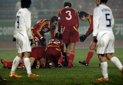 18일(한국시간) 중국 충칭 영천 스타디움에서 열린 2008 동아시아 여자축구 한국과 중국의 경기에서 중국 선수가 골을 넣고 기뻐하고 있다. 