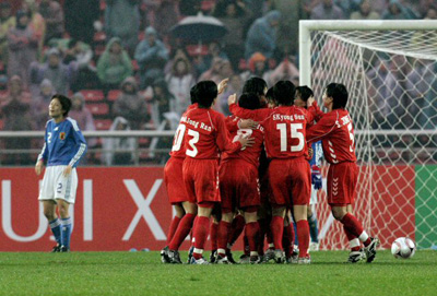 18일(한국시간) 중국 충칭 영천 스타디움에서 열린 2008 동아시아 여자축구 개막전 북한과 일본의 경기에서 북한 선수들이 결승골을 넣고 기뻐하고 있다. 