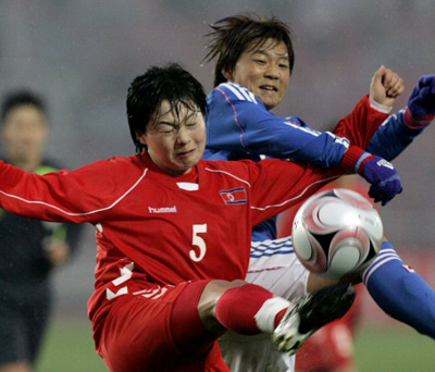 18일(한국시간) 중국 충칭 영천 스타디움에서 열린 2008 동아시아 여자축구 개막전 북한과 일본의 경기에서 북한 송종순과 일본 시노부 오노 선수가 볼다툼을 하고 있다. 