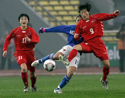 18일(한국시간) 중국 충칭 영천 스타디움에서 열린 2008 동아시아 여자축구 개막전 북한과 일본의 경기에서 일본 미드필더 호마레 사와의 볼을 북한 리은숙이 뺏고 있다. 
