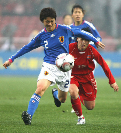 18일(한국시간) 중국 충칭 영천 스타디움에서 열린 2008 동아시아 여자축구 개막전 북한과 일본의 경기에서 일본 유카리 킹가와 북한 김영애가 볼다툼을 하고 있다. 