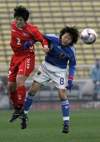 18일(한국시간) 중국 충칭 영천 스타디움에서 열린 2008 동아시아 여자축구 개막전 북한과 일본의 경기에서 일본 미드필더 아야 미야마와 북한 김경화가 볼다툼을 하고 있다. 