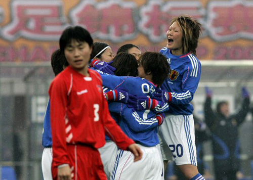 18일(한국시간) 중국 충칭 영천 스타디움에서 열린 2008 동아시아 여자축구 개막전 북한과 일본의 경기에서 일본 선수들이 골을 넣고 기뻐하고 있다. 