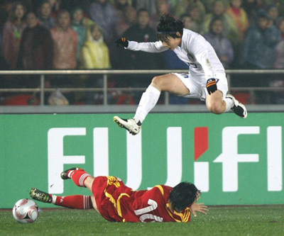 18일(한국시간) 중국 충칭 영천 스타디움에서 열린 2008 동아시아 여자축구 한국과 중국의 경기에서  한국 차은희가 중국 리우 얄리의 태클을 뛰어넘고 있다. 