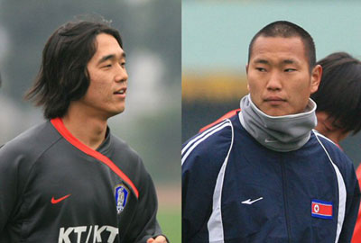  중국 충칭에서 열리고 있는 동아시아 선수권 축구대회 남·북한 대결을 하루 앞둔 19일 오후 중국 다티안완 구장에서 열린 양팀 훈련에서 한국 박주영(왼쪽)과 북한 정대세가 훈련에 열중하고 있다. 