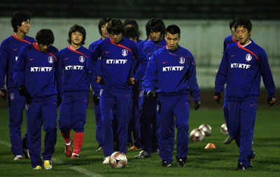 중국 충칭에서 열리고 있는 동아시아 선수권 축구대회 남·북한 맞대결을 하루 앞둔 19일 오후 중국 다티안완 구장에서 박주영 등 한국 축구 대표팀 선수들이 야간 훈련을 실시하고 있다 