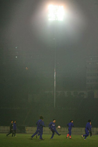 19일 오후 중국 다티안완 구장에서 한국 축구 대표팀 선수들이 동아시아축구선수권 2차전, 북한전에 대비한 야간 훈련을 하고 있다. 