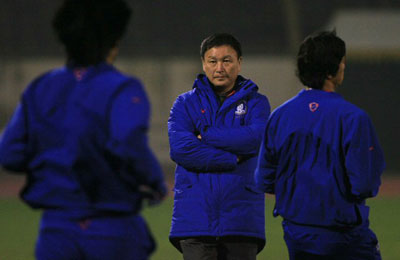 19일 오후 중국 다티안완 구장에서 한국 축구 대표팀의 야간 훈련 중 허정무 감독이 선수들의 훈련 모습을 지켜보며 생각에 잠겨 있다. 