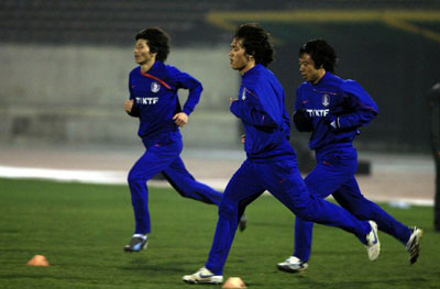 19일 오후 중국 다티안완 구장에서 열린 한국 축구 대표팀 야간 훈련 중, 박주영 등 선수들이 달리기를 하고 있다. 