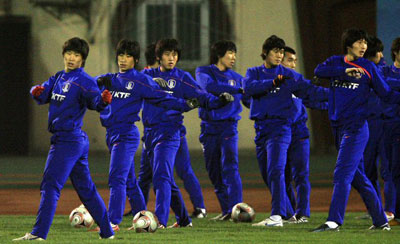19일 오후 중국 다티안완 구장에서 열린 한국 축구 대표팀 야간 훈련 중, 선수들이 몸을 풀고 있다. 