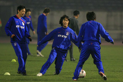 19일 오후 중국 다티안완 구장에서 열린 한국 축구 대표팀 야간 훈련 중, 김남일(왼쪽)과 박주영(가운데)이 볼다툼을 벌이고 있다. 