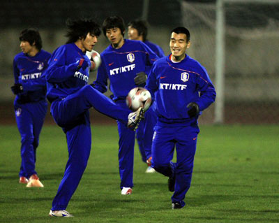 19일 오후 중국 다티안완 구장에서 열린 한국 축구 대표팀 야간 훈련 중, 조원희(오른쪽)가 활짝 웃는 모습으로 훈련에 임하고 있다. 