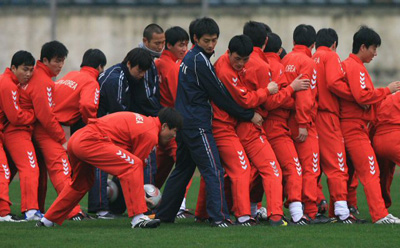 중국 충칭에서 열리고 있는 동아시아 선수권 축구대회 남북전을 하루 앞둔 19일 오후 중국 다티안완 구장에서 열린 북한 대표팀의 훈련에서 북한선수들이 민첩성을 기르는 훈련을 하고 있다. 