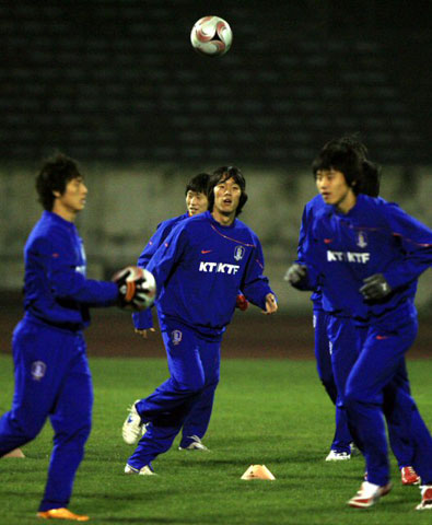 19일 오후 중국 다티안완 구장에서 열린 한국 축구 대표팀 야간 훈련 중, 박주영(가운데) 등 선수들이 훈련에 열중하고 있다. 
