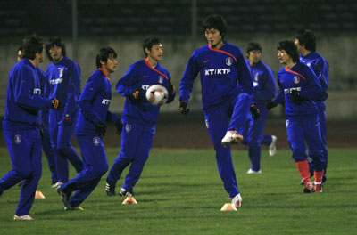 19일 오후 중국 다티안완 구장에서 한국 축구 대표팀 선수들이 야간 훈련에 열중하고 있다. 