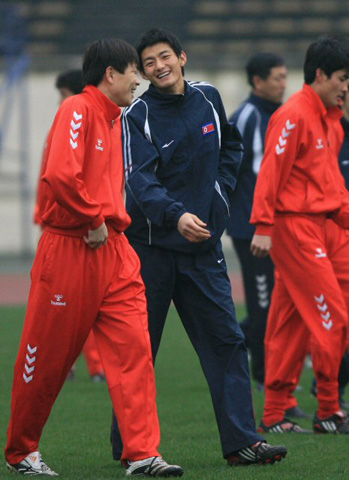 중국 충칭에서 열리고 있는 동아시아 선수권 축구대회 남북전을 하루 앞둔 19일 오후 중국 다티안완 구장에서 열린 북한 대표팀의 훈련에서 안영학이 동료들과 밝게 웃고 있다. 