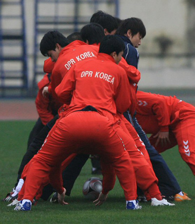 중국 충칭에서 열리고 있는 동아시아 선수권 축구대회 남북전을 하루 앞둔 19일 오후 충칭 다티안완 구장에서 열린 북한 대표팀의 훈련에서 북한선수들이 민첩성을 기르는 훈련을 하고 있다. 