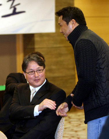 20일 서울 청담동 리베라호텔에서 열린 베이징올림픽 야구 대표팀 미팅에서 김경문 감독(왼쪽)이 소집된 선수들과 인사를 나누고 있다. 