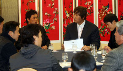 20일 서울 청담동 리베라호텔에서 열린 베이징올림픽 야구 대표팀 미팅에서 이종욱, 이대호 등 선수들이 대화를 나누고 있다. 