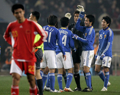 20일 중국 충칭 올림픽스포츠센터에서 열린 2008 동아시아축구선수권대회 일본-중국 경기에서 일본 선수들이 1대0으로 승리한 후 환호하고 있다. 