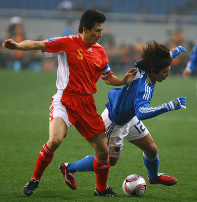 20일 중국 충칭 올림픽스포츠센터에서 열린 2008 동아시아축구선수권대회 일본-중국 경기에서 일본의 카지 아키라(오른쪽)가 중국 리 웨이펑의 태클에 걸려 넘어지고 있다. 