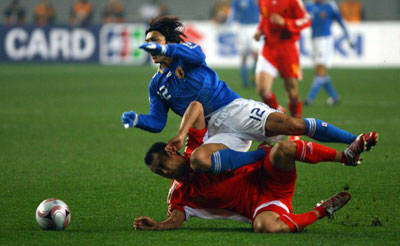 20일 중국 충칭 올림픽스포츠센터에서 열린 2008 동아시아축구선수권대회 일본-중국 경기에서 일본의 타시로 유조가 중국 두젠유의 태클에 걸려 넘어지고 있다. 