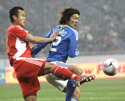 20일 중국 충칭 올림픽스포츠센터에서 열린 2008 동아시아축구선수권대회 일본-중국 경기에서 중국 두젠유(왼쪽)와 일본 타시로 유조가 볼다툼을 벌이고 있다. 