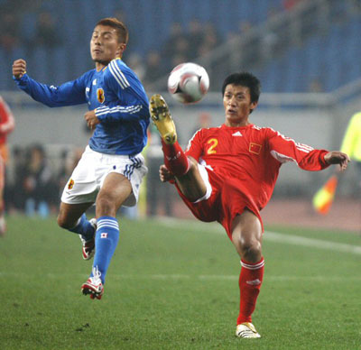 20일 중국 충칭 올림픽스포츠센터에서 열린 2008 동아시아축구선수권대회 일본-중국 경기에서 중국 장슈아이(오른쪽)가 일본 야수다 미치히로에 앞서 공을 차고 있다. 