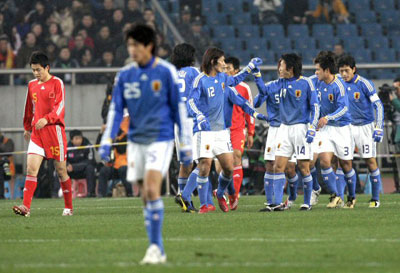 20일 중국 충칭 올림픽스포츠센터에서 열린 2008 동아시아축구선수권대회 일본-중국 경기에서 일본 선수들이 선취골을 넣은 후 기뻐하고 있다. 