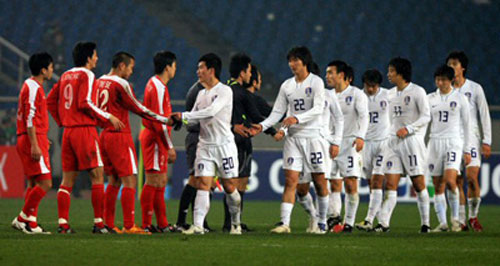 20일 오후 중국 충칭에서 열린 동아시아 선수권 축구대회 한국-북한전에서 1:1로 양팀이 비긴 채로 끝나자 양팀 선수들이 악수하고 있다. 