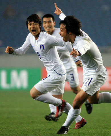 20일 오후 중국 충칭에서 열린 2008 동아시아 축구 선수권 대한민국-북한의 경기에서 염기훈(오른쪽)이 프리킥으로 첫 골을 넣은 뒤 환호하고 있다. 