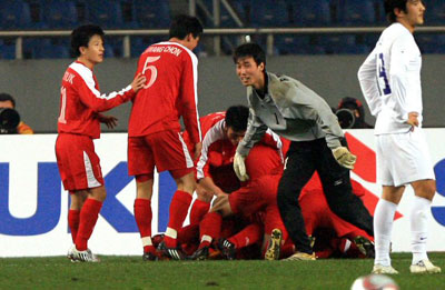 20일 오후 중국 충칭에서 열린 2008 동아시아 축구 선수권 대한민국-북한의 경기에서 북한 정대세가 1대1 동점골을 터뜨리고 동료들과 환호하고 있는 가운데 리명국 골키퍼 마저 한국 문전으로 뛰어와 환호에 가담하고 있다. 