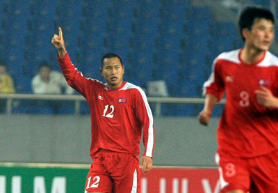 20일 오후 중국 충칭에서 열린 2008 동아시아 축구 선수권 대한민국-북한의 경기에서 북한 정대세가 동점골을 성공시킨 후 손을 번쩍 들며 세리머니를 하고 있다. 