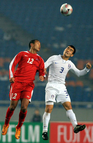 20일 오후 중국 충칭에서 열린 동아시아 선수권 축구대회 대한민국-북한전에서 정대세가 한국 조원희와 공중볼 다툼을 하고 있다. 