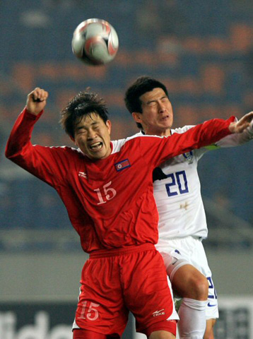 20일 오후 중국 충칭에서 열린 동아시아 선수권 축구대회 대한민국-북한전에서 북한 김영준이 한국 오장은과 공중볼 다툼을 하고 있다. 