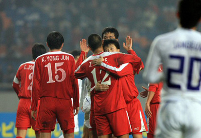 20일 오후 중국 충칭에서 열린 동아시아 선수권 축구대회 대한민국-북한전에서 1:1로 양팀이 비긴 채로 끝나자 북한 선수들이 정대세를 안고 환호하고 있다. 