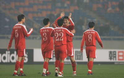 20일 오후 중국 충칭에서 열린 동아시아 선수권 축구대회 대한민국-북한전에서 1대1 무승부로 경기를 마친 북한 선수들이 환호하고 있다. 