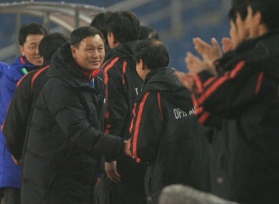 20일 오후 중국 충칭에서 열린 동아시아 선수권 축구대회 대한민국-북한전에서 1:1로 양팀이 비긴 채로 끝나자 허정무 감독이 북한측 코칭스태프와 악수하고 있다. 