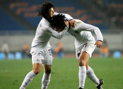 20일 오후 중국 충칭에서 열린 2008 동아시아 축구 선수권 대한민국-북한의 경기에서 염기훈(오른쪽)이 프리킥으로 첫 골을 넣은 후 팀 동료인 이관우와 함께 환호하고 있다. 