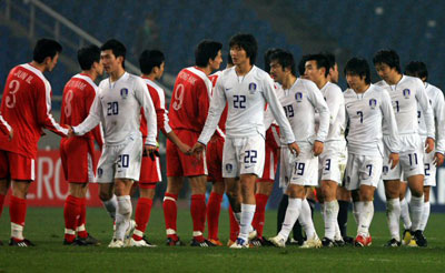 20일 오후 중국 충칭에서 열린 동아시아 선수권 축구대회 대한민국-북한전에서 1:1 무승부로 끝나자 양팀 선수들이 악수하고 있다. 