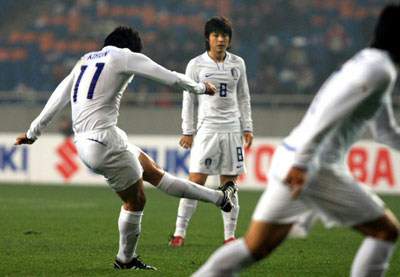 20일 오후 중국 충칭에서 열린 2008 동아시아 축구 선수권 대한민국-북한의 경기에서 염기훈이 프리킥으로 첫 골을 성공시키고 있다. 