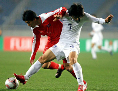 20일 오후 중국 충칭에서 열린 2008 동아시아 축구 선수권 대한민국-북한의 경기에서 양 팀 선수들이 볼다툼을 벌이고 있다. 