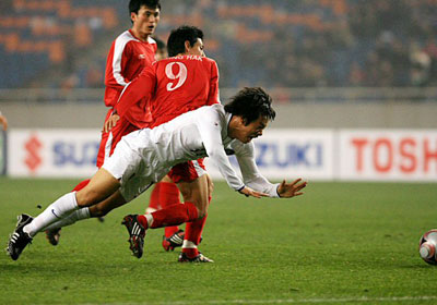 20일 오후 중국 충칭에서 열린 2008 동아시아 축구 선수권 대한민국-북한의 경기에서 염기훈이 북한 안영학의 반칙으로 넘어지고 있다. 